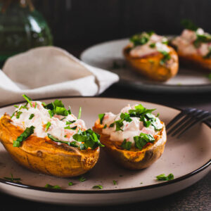 Gefüllte Süßkartoffel-Boote mit Ricotta-Tomaten-Creme und grob geschnittener Petersilie