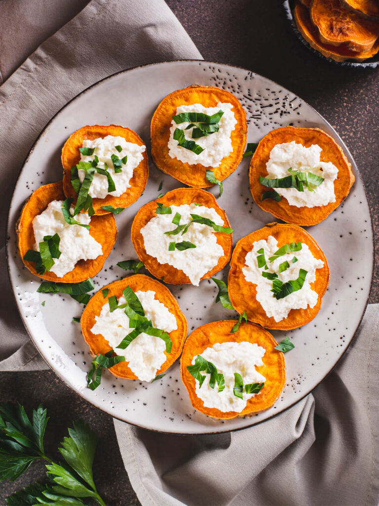 Gebackene Süßkartoffel-Taler mit Nocken aus körniger Ricotta und grober Petersilie