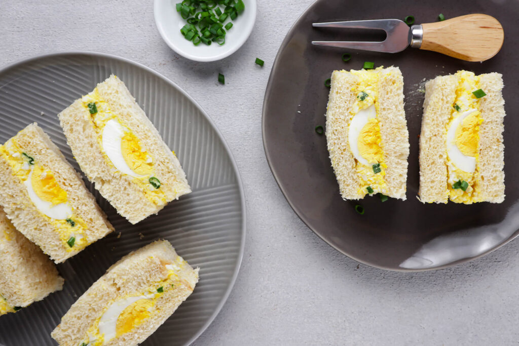 Tamago Sando dreieckig geschnitten