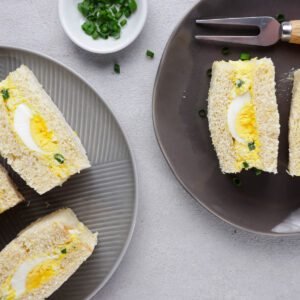 Tamago Sando dreieckig geschnitten