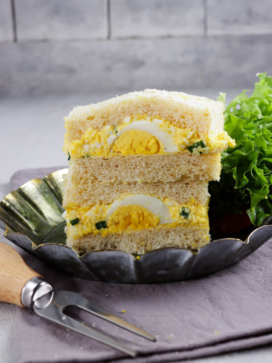 Tamago Sando japanisches Eier-Sandwich mit halbiertem Ei in der Mitte