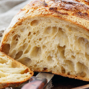 Angeschnittenes Tartine Sauerteigbrot mit offener Krume und dicker Kruste