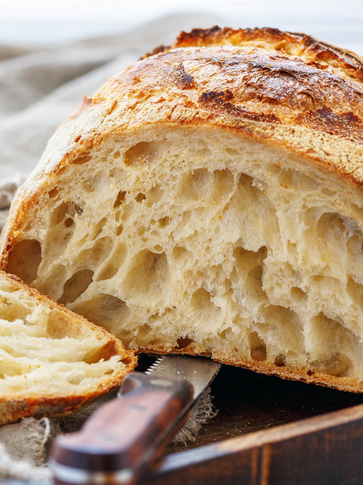 Angeschnittenes Tartine Sauerteigbrot mit offener Krume und dicker Kruste