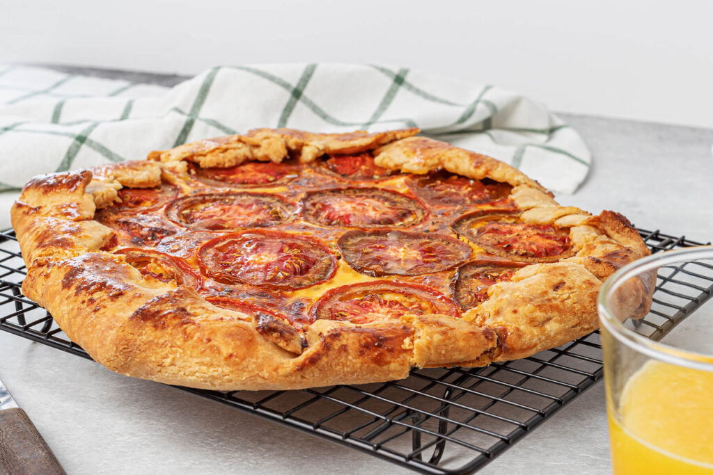 Tomaten-Galette mit Cheddar auf Abkühlrost