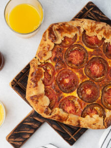 Tomaten-Galette mit Cheddar
