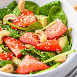 Veganer Erdbeer-Avocado-Salat mit Cashews und Sesam