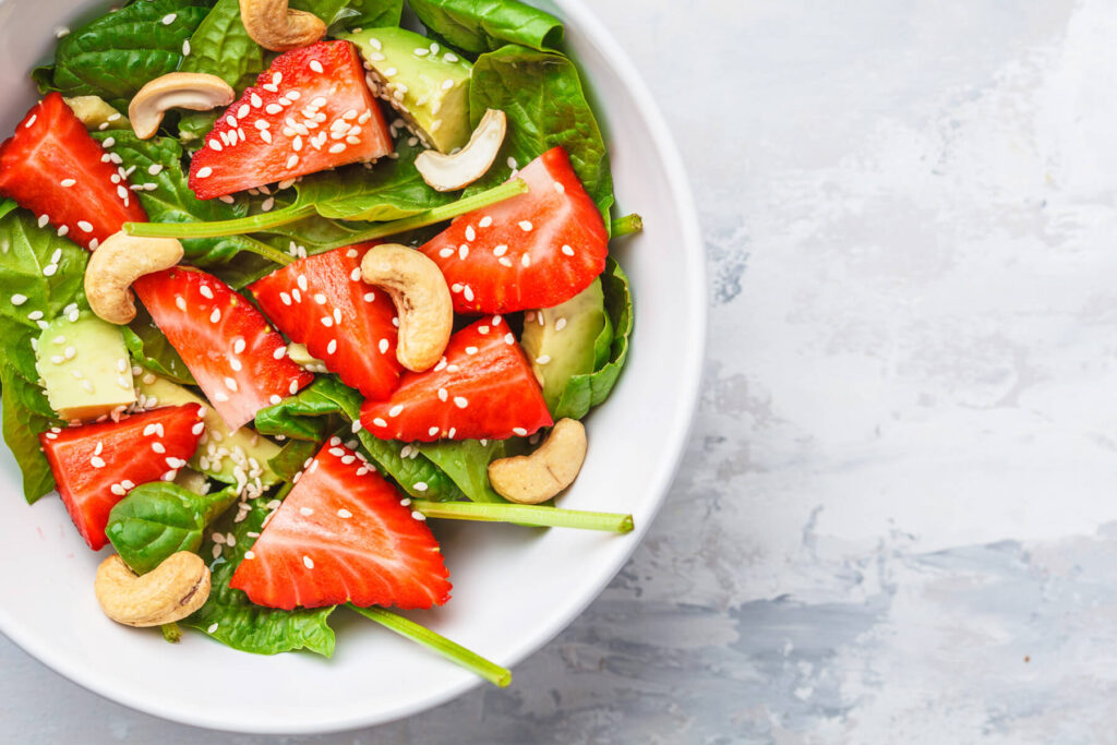 Veganer Erdbeer-Avocado-Salat mit Cashews und Sesam