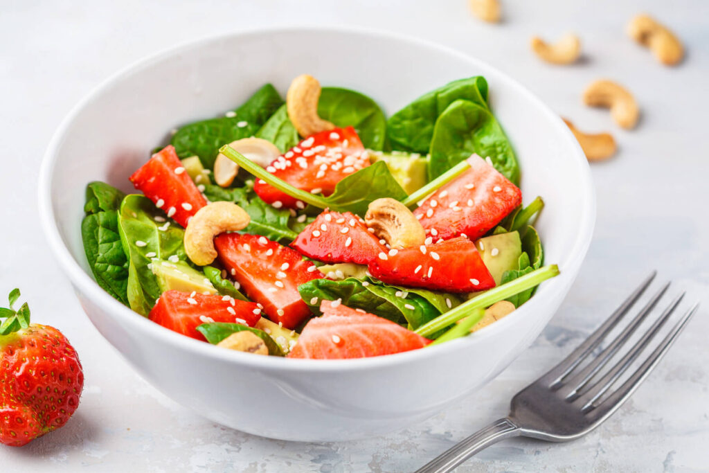 Veganer Erdbeer-Avocado-Salat mit Cashews und Sesam