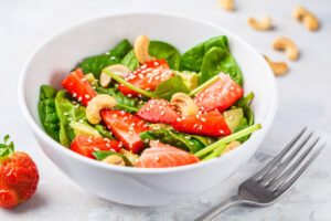 Veganer Erdbeer-Avocado-Salat mit Cashews und Sesam