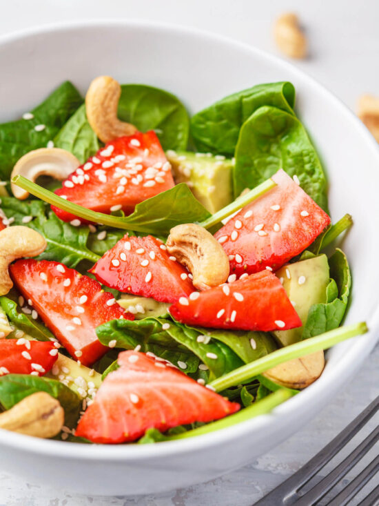 Veganer Erdbeer-Avocado-Salat mit Cashews und Sesam