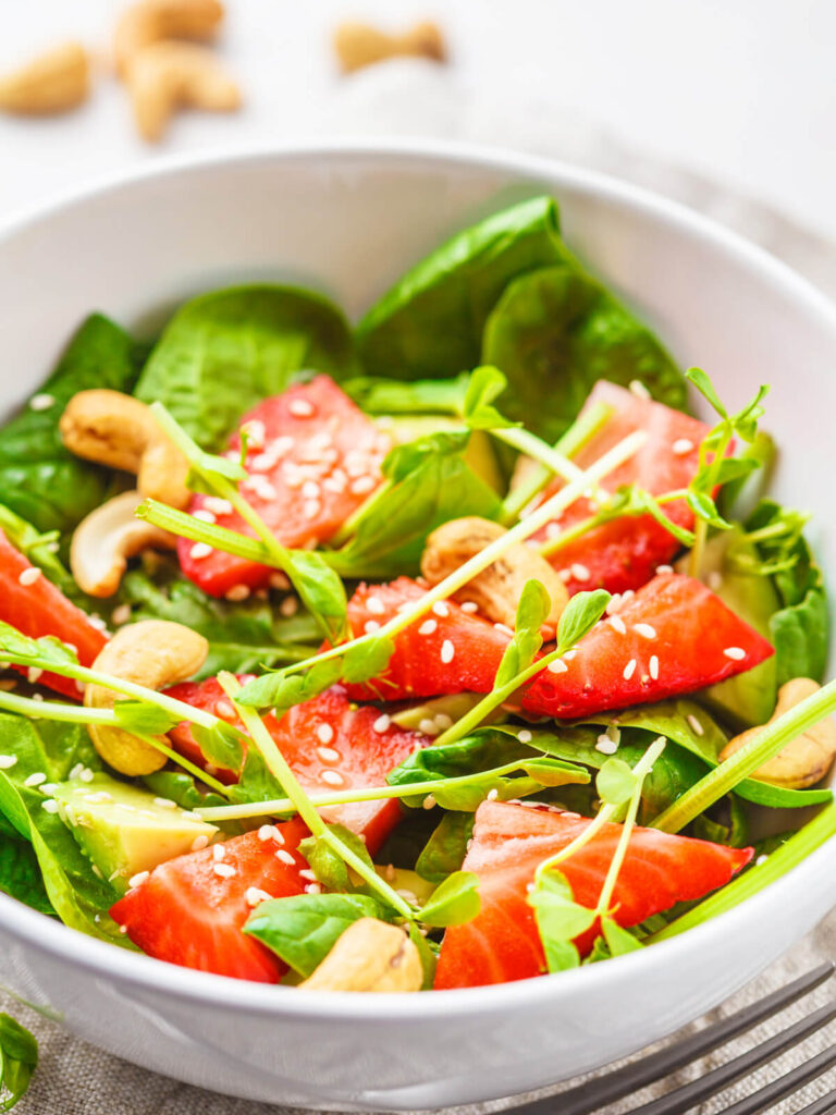 Veganer Erdbeer-Avocado-Salat mit Cashews und Sesam