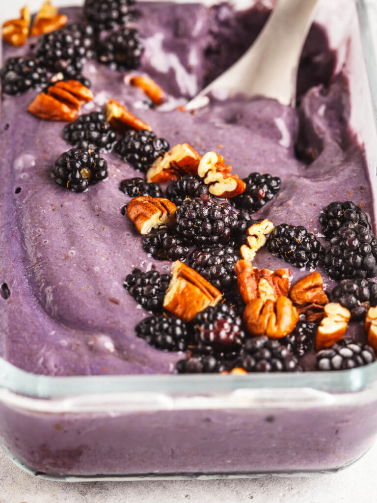 Veganes Brombeereis – Cremig, nussig und ohne Eismaschine