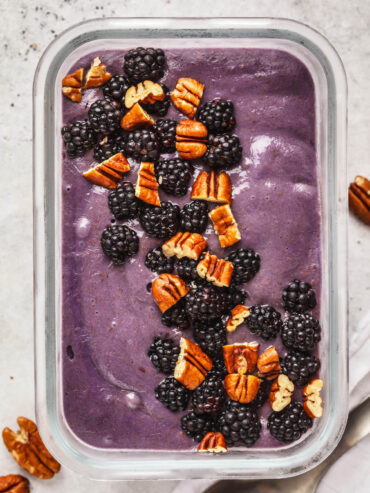 Veganes Brombeereis – Cremig, nussig und ohne Eismaschine