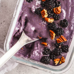 Veganes Brombeereis – Cremig, nussig und ohne Eismaschine