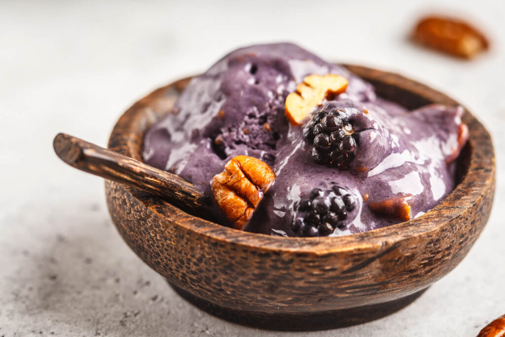 Veganes Brombeereis – Cremig, nussig und ohne Eismaschine