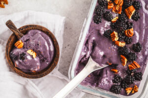 Veganes Brombeereis – Cremig, nussig und ohne Eismaschine