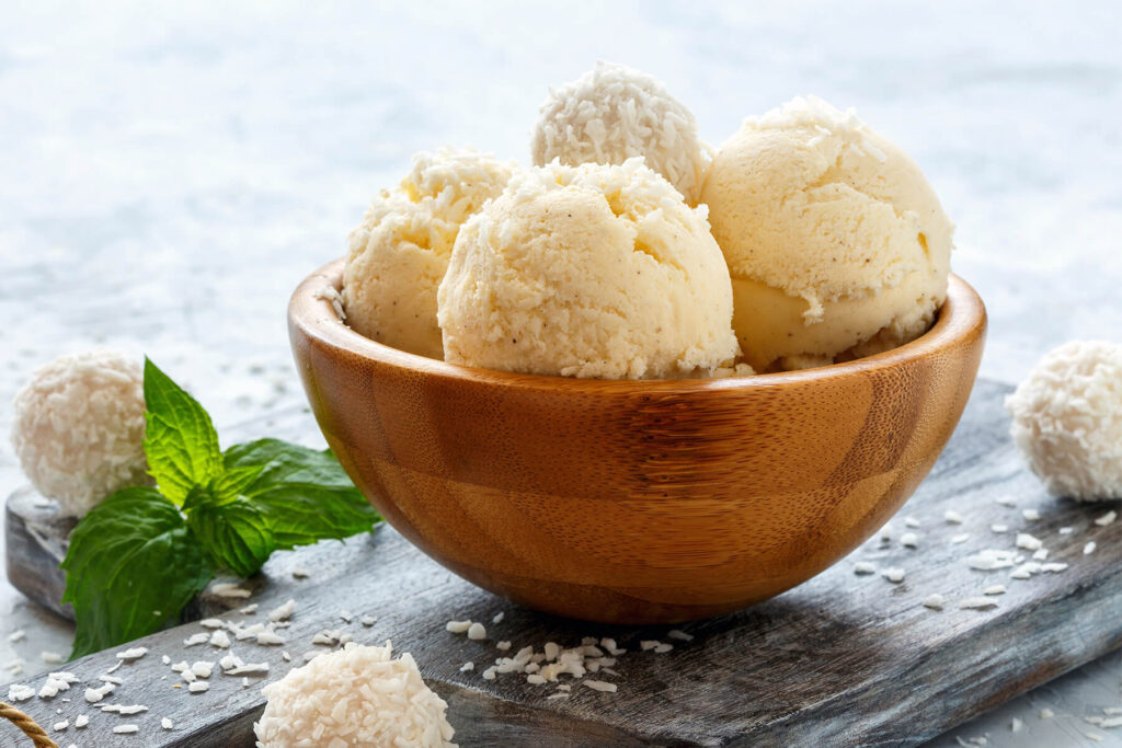 Veganes Kokos-Vanille-Eis aus aufgeschlagener Kokoscreme – cremig, pflanzlich und ganz ohne Eismaschine