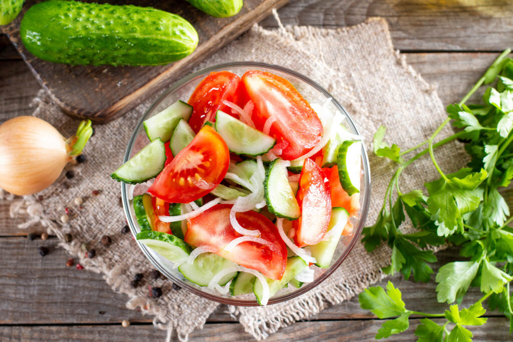 Vitamin-Salat – frischer Sommer-Salat mit Tomaten, Gurken, Zwiebel und Petersilie