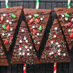 Weihnachtliche Brownie-Tannenbäume mit Glasur und Streuseln