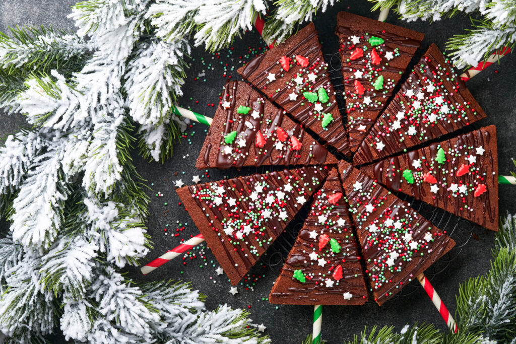 Weihnachtliche Brownie-Tannenbäume mit Glasur und Streuseln