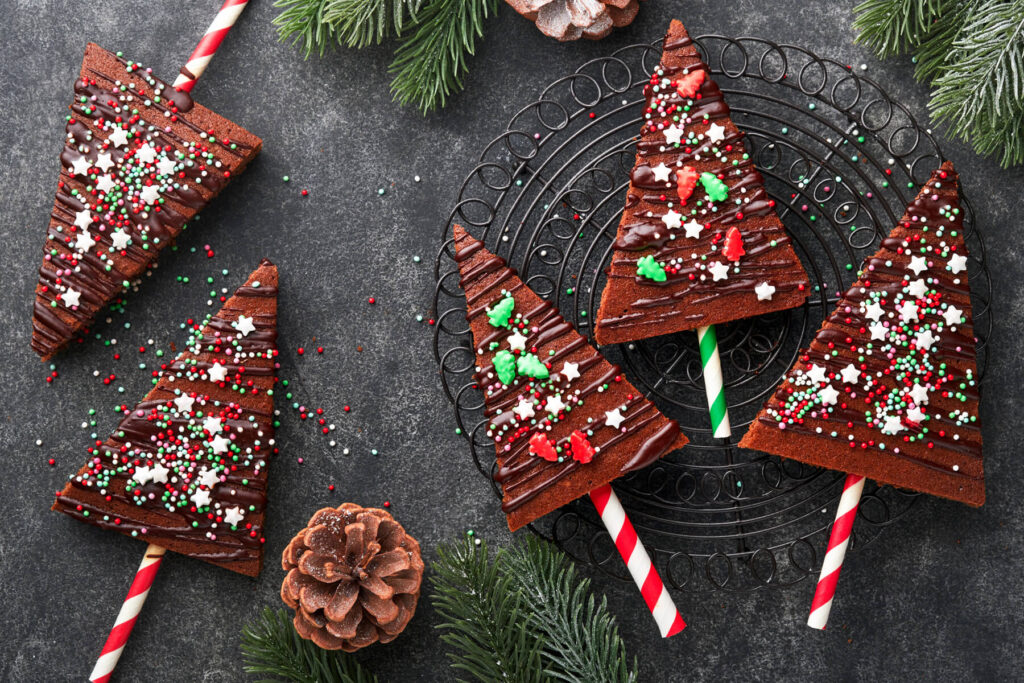 Weihnachtliche Brownie-Tannenbäume mit Glasur und Streuseln