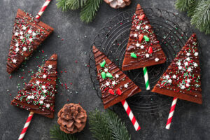 Weihnachtliche Brownie-Tannenbäume mit Glasur und Streuseln