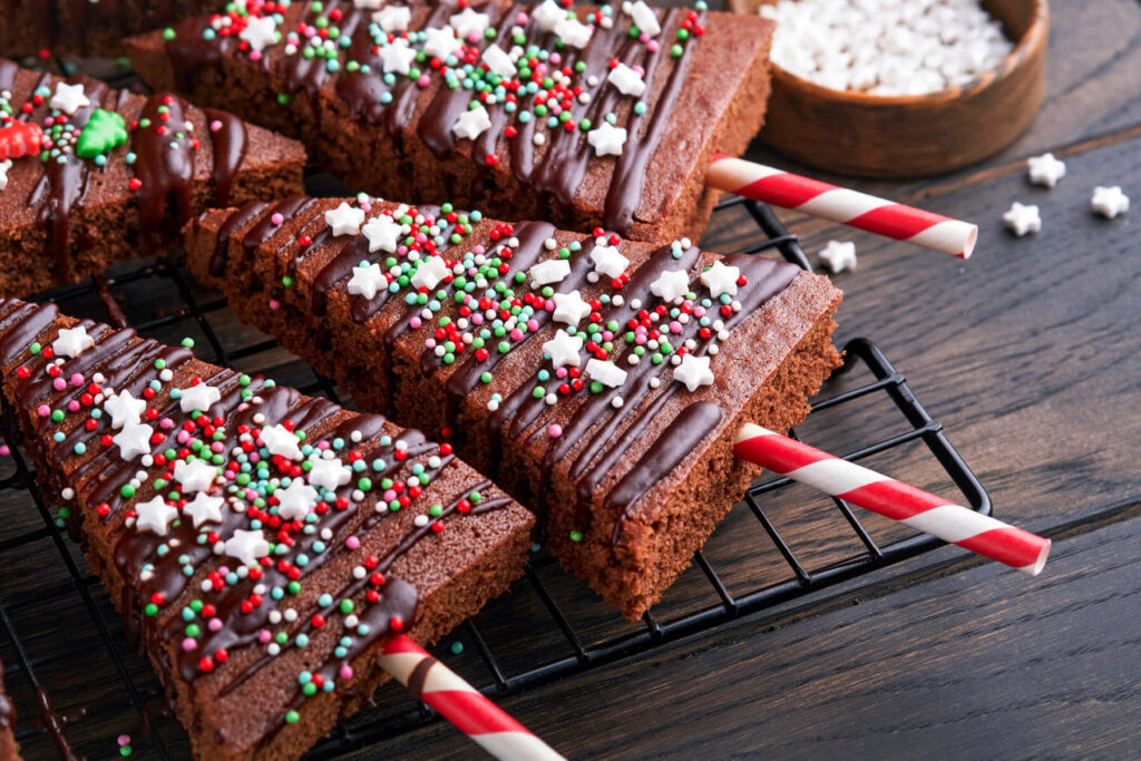Weihnachtliche Brownie-Tannenbäume mit Glasur und Streuseln