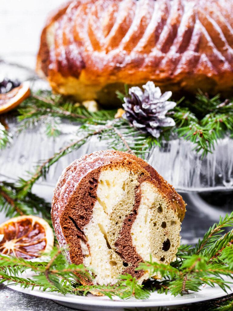Weihnachtlicher Zebra-Gugelhupf mit Schokolade und Matcha – Dreifarbiger Rührkuchen