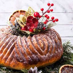 Weihnachtlicher Zebra-Gugelhupf mit Schokolade und Matcha – Dreifarbiger Rührkuchen