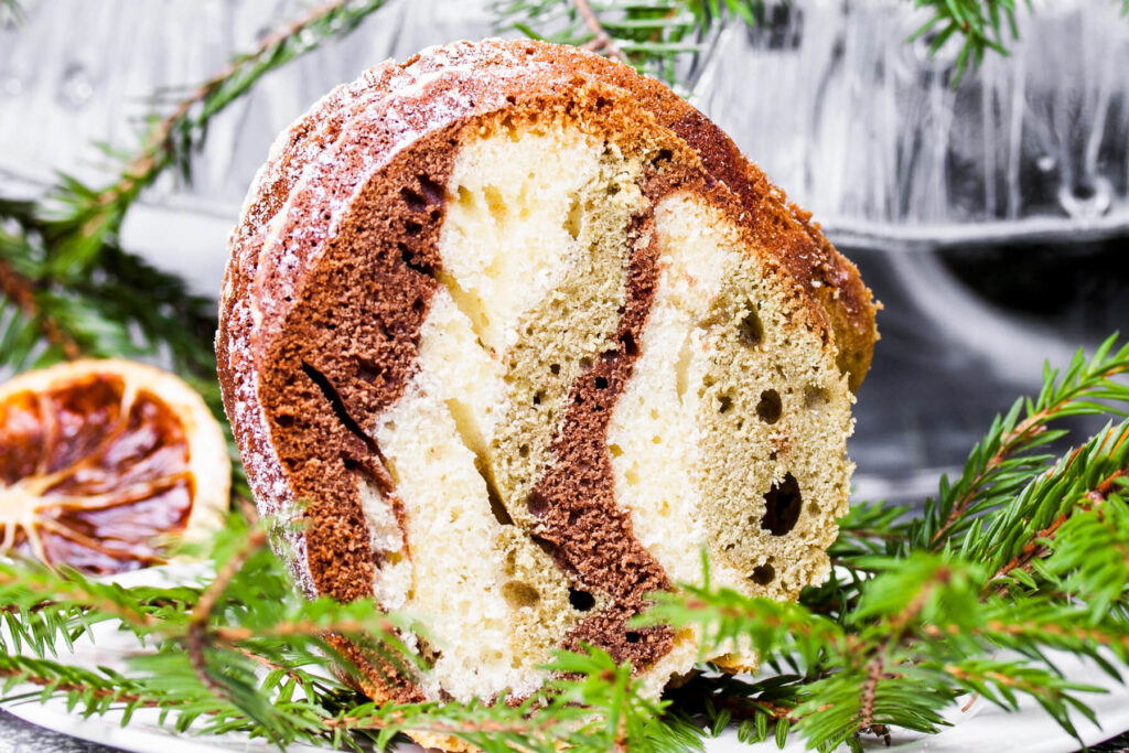 Weihnachtlicher Zebra-Gugelhupf mit Schokolade und Matcha – Dreifarbiger Rührkuchen
