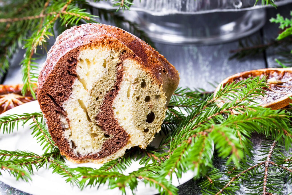 Weihnachtlicher Zebra-Gugelhupf mit Schokolade und Matcha – Dreifarbiger Rührkuchen