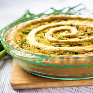 Ziegenkäse-Quiche mit Frühlingszwiebeln in Glasform