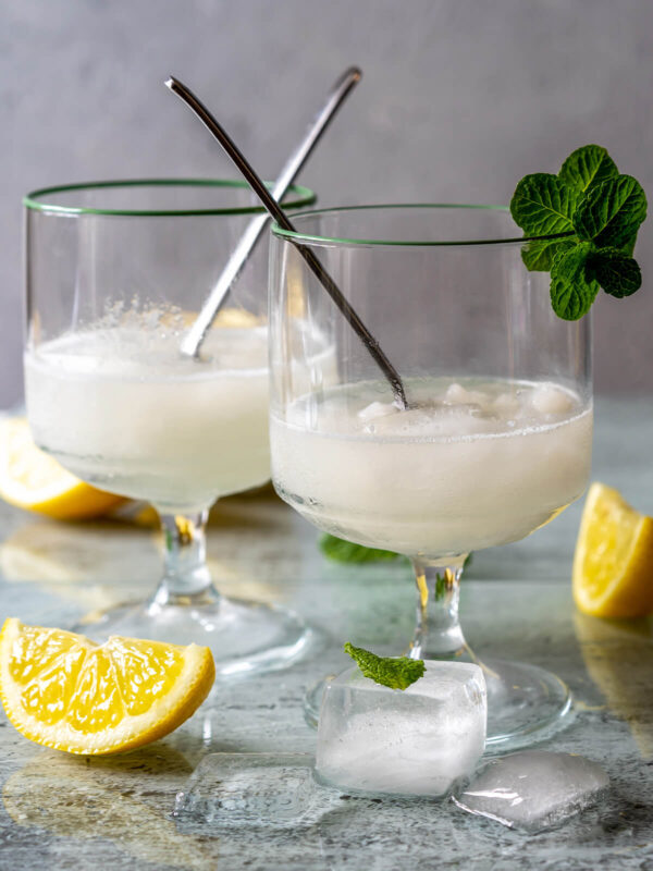 Sizilianische Zitronen-Granita in gekühlten Gläsern serviert mit frischer Minze