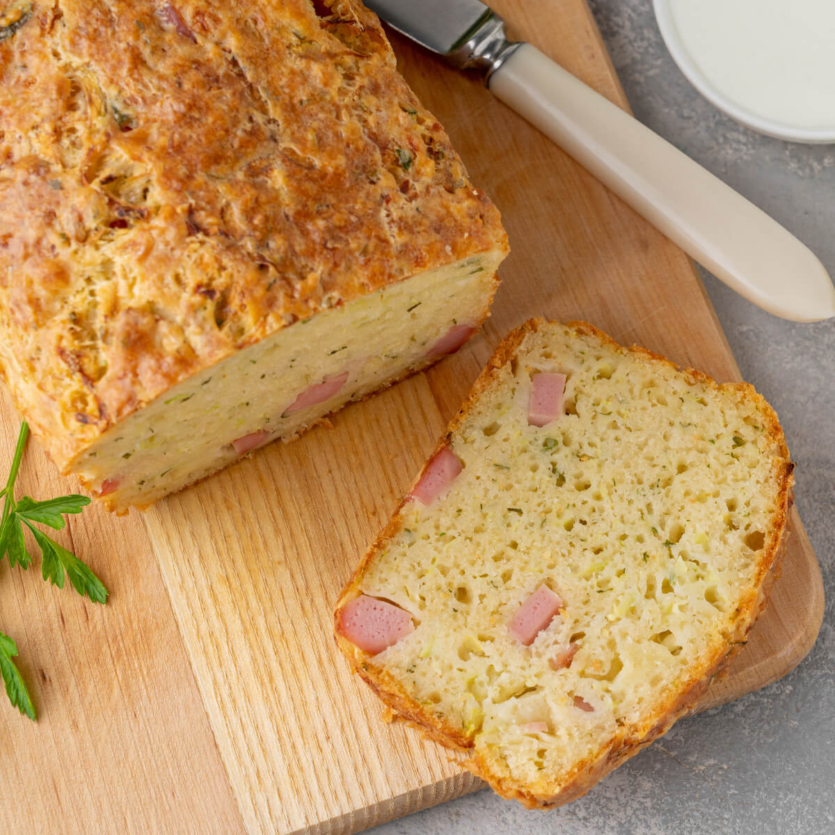 Herzhaftes Zucchini-Brot Scheibe mit Schinken