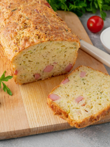Herzhaftes Zucchini-Käse-Schinken-Brot Anschnitt