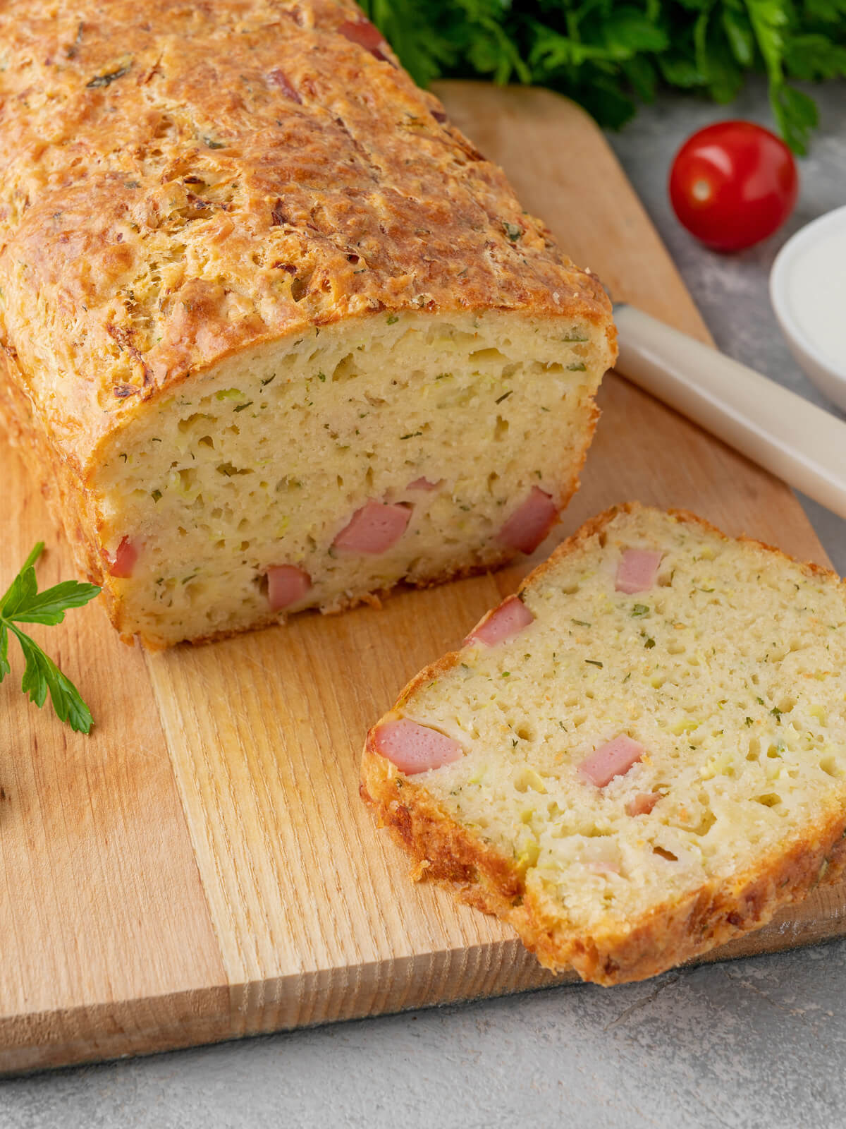 Herzhaftes Zucchini-Käse-Schinken-Brot Anschnitt