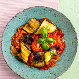 Zucchini-Gemüse-Pfanne in Tomatensauce mit Basilikum