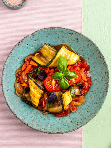 Zucchini-Gemüse-Pfanne in Tomatensauce mit Basilikum