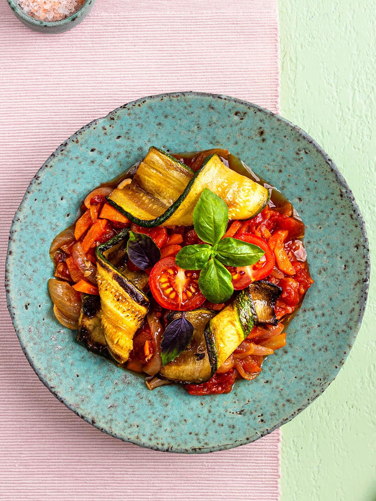 Zucchini-Gemüse-Pfanne in Tomatensauce mit Basilikum
