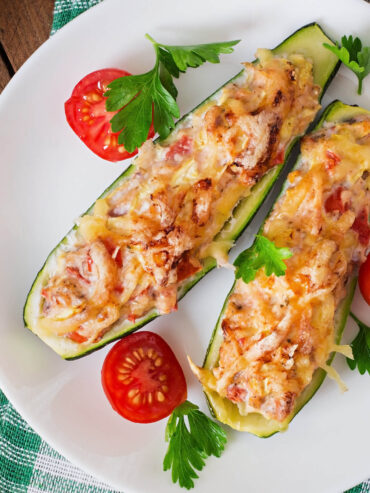 Gefüllte Zucchini-Schiffchen mit Käsekruste