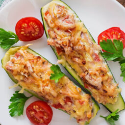 Gefüllte Zucchini-Schiffchen Nahaufnahme