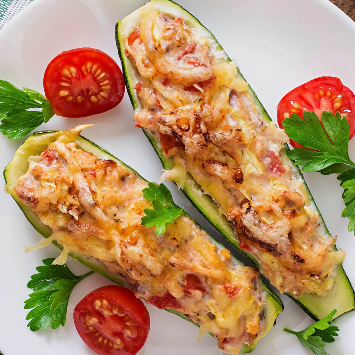 Gefüllte Zucchini-Schiffchen Nahaufnahme