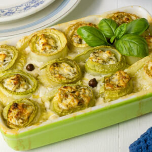 Zucchini-Schnecken mit Hüttenkäse in grüner Auflaufform