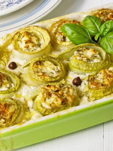 Zucchini-Schnecken serviert