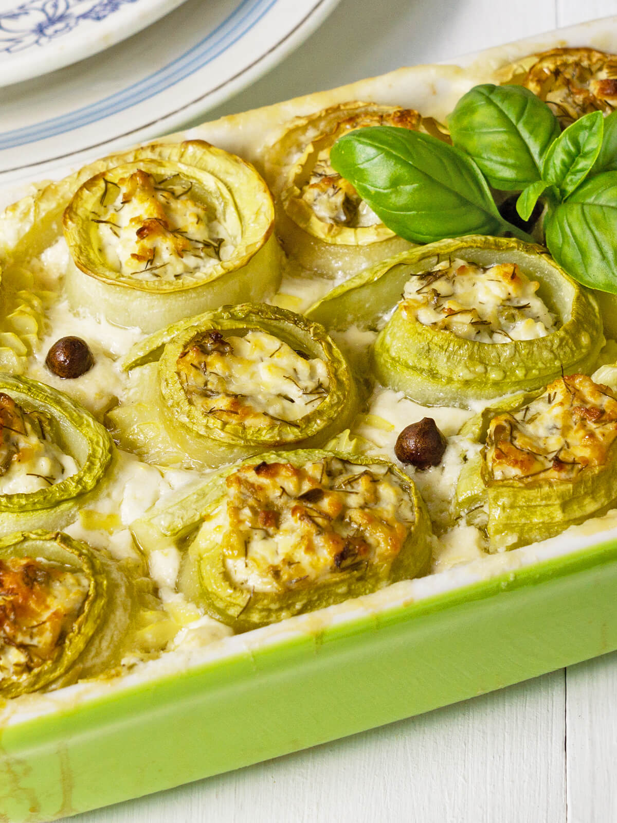 Zucchini-Schnecken serviert