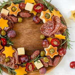 Weihnachts-Antipasti-Kranz mit Käse-Sternen, Blätterteig-Sternen und gefüllten Mini-Paprika