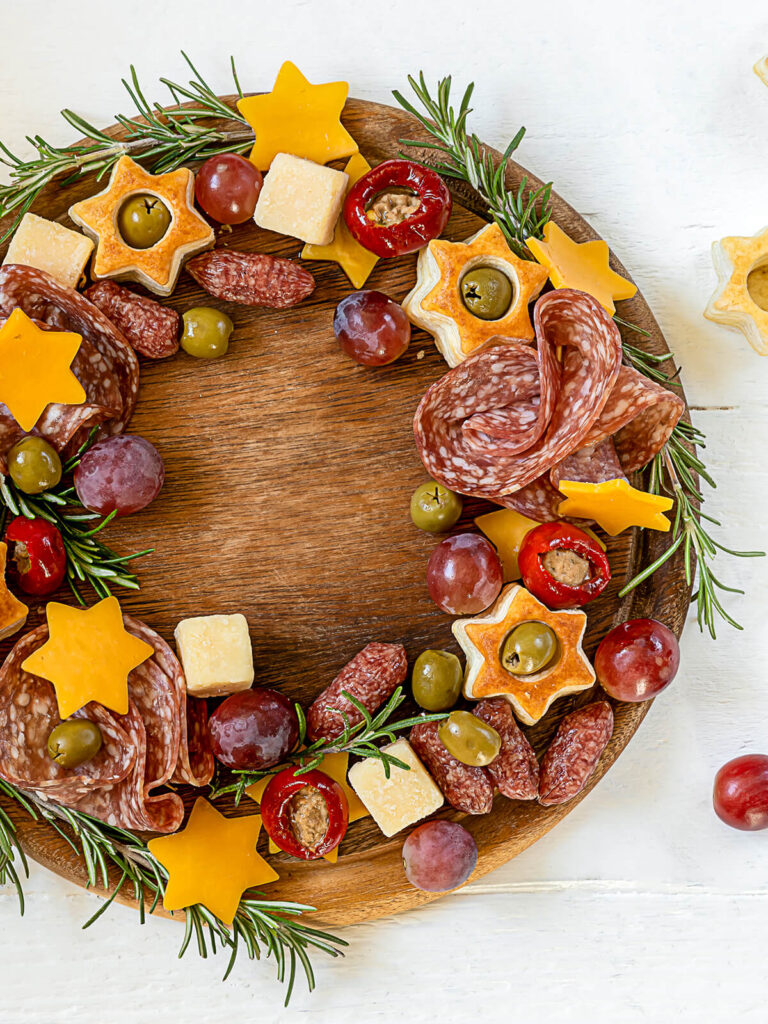 Weihnachts-Antipasti-Kranz mit Käse-Sternen, Blätterteig-Sternen und gefüllten Mini-Paprika