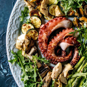 Antipasti-di-Mare-Salat mit Oktopus, Sprotten und Miesmuscheln – mediterrane Meeresfrüchte-Platte