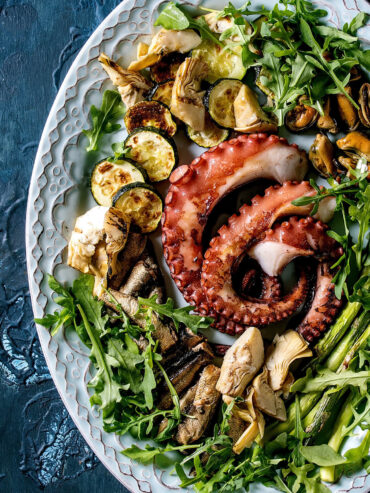 Antipasti-di-Mare-Salat mit Oktopus, Sprotten und Miesmuscheln – mediterrane Meeresfrüchte-Platte