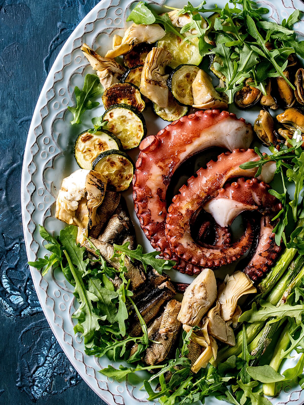 Antipasti-di-Mare-Salat mit Oktopus, Sprotten und Miesmuscheln – mediterrane Meeresfrüchte-Platte
